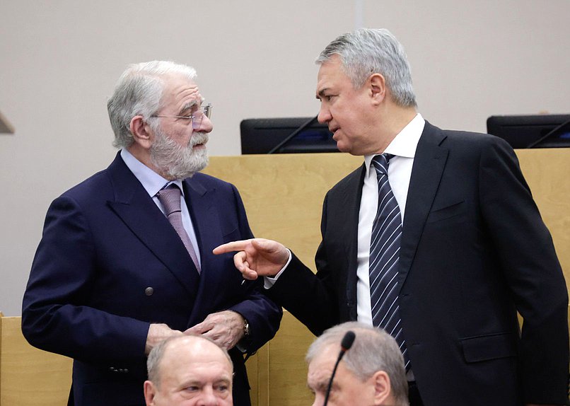 Член Комитета по международным делам Зелимхан Муцоев и член Комитета по безопасности и противодействию коррупции Рахим Азимов