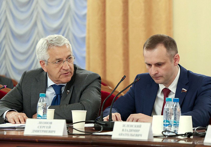 Первый заместитель Председателя Комитета по охране здоровья Леонид Огуль и Председатель Комитета Сергей Леонов