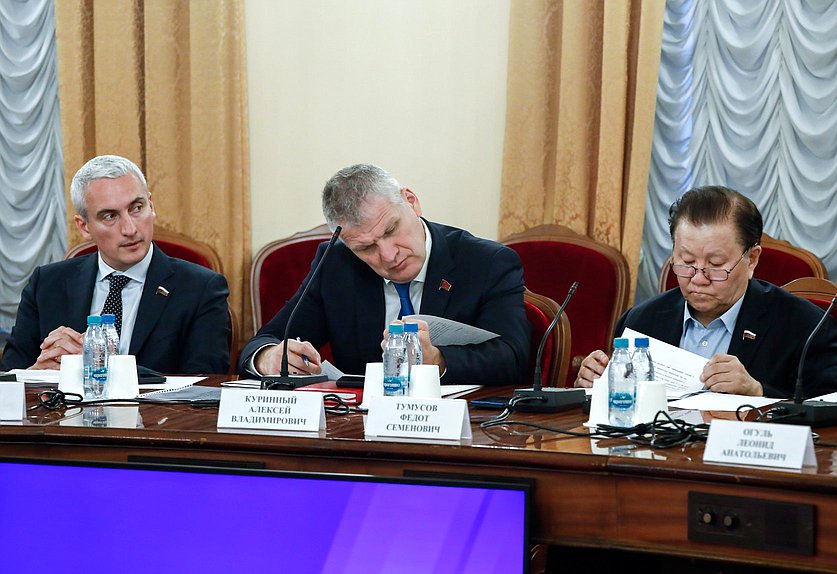 Первый заместитель Председателя Комитета по охране здоровья Федот Тумусов и заместители Председателя Комитета Алексей Куринный и Евгений Нифантьев