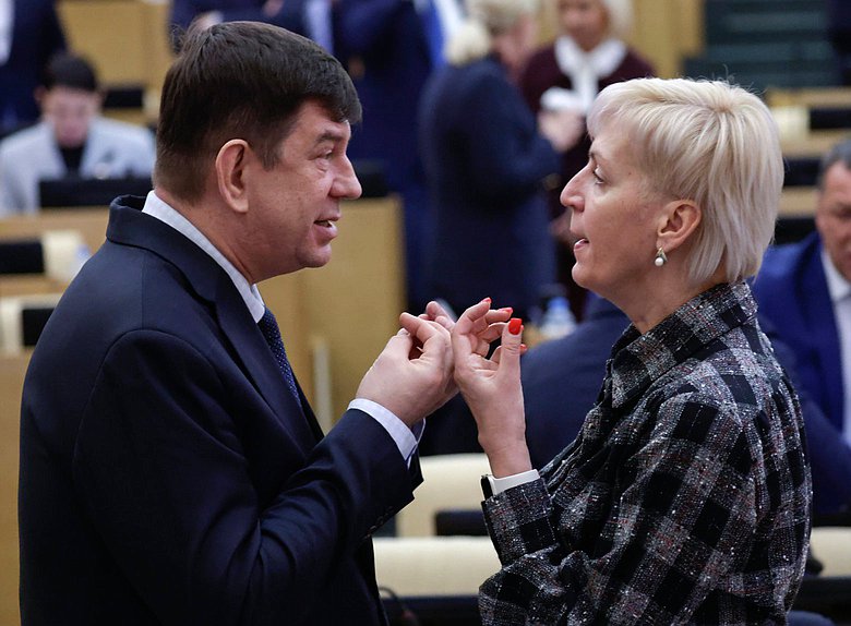 Член Комитета по просвещению Виктор Смирнов и заместитель Председателя Комитета Ирина Ивенских