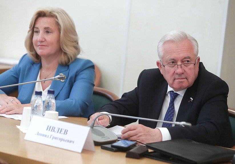 Заместитель Председателя Комитета по контролю Алла Полякова и член Комитета Леонид Ивлев
