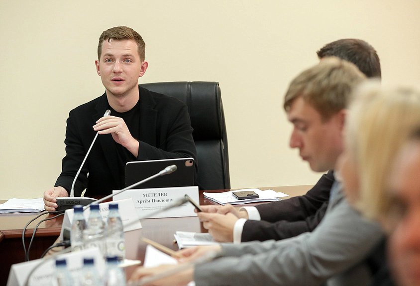 Председатель Комитета по молодежной политике Артем Метелев