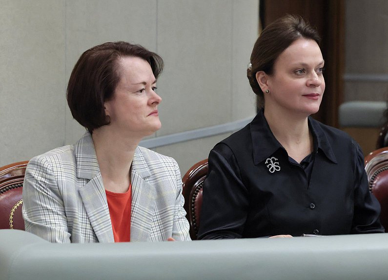 Статс-секретарь — заместитель министра юстиции РФ Елена Ардабьева и статс-секретарь — заместитель Министра обороны РФ Анна Цивилева