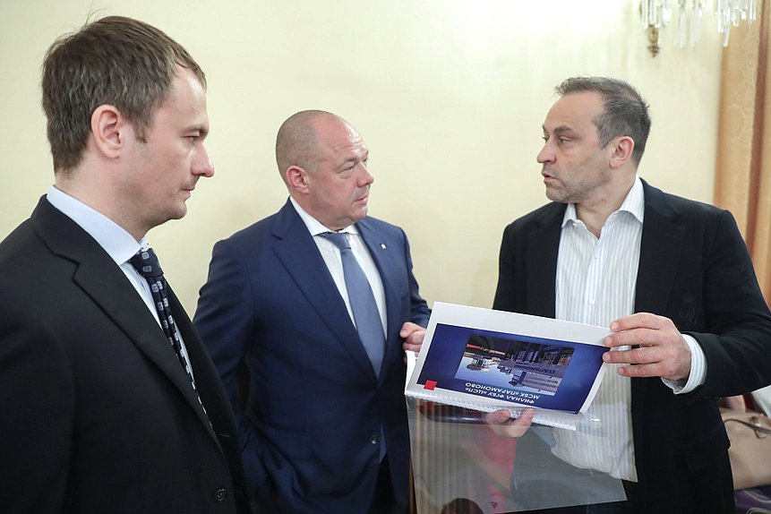 Председатель Комитета по физической культуре и спорту Дмитрий Свищев (справа)