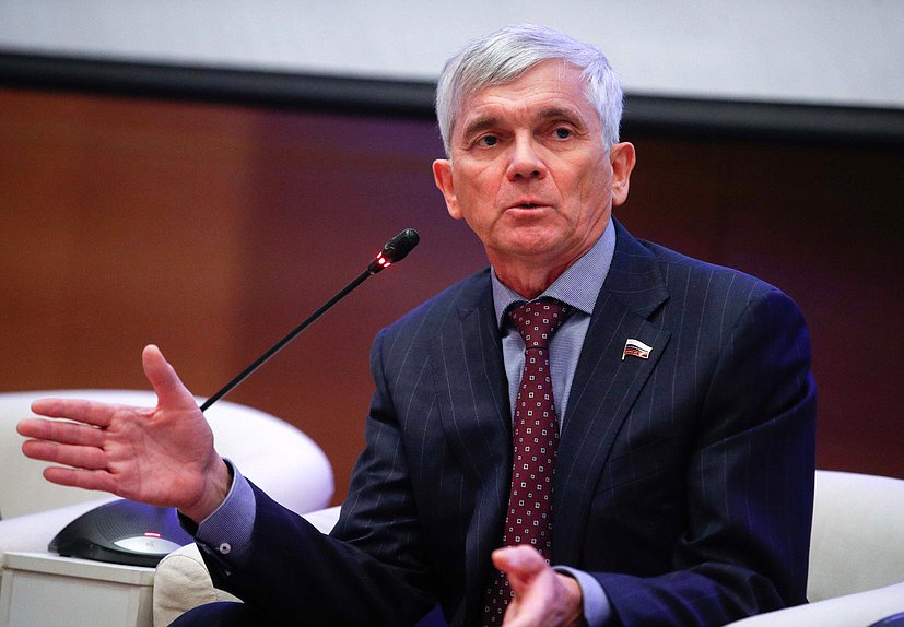 Член Комитета по охране здоровья Александр Петров