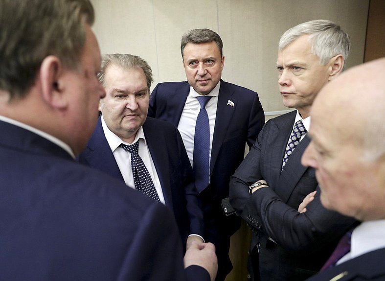 Первый заместитель руководителя фракции «Справедливая Россия» Михаил Емельянов, член Комитета по безопасности и противодействию коррупции Анатолий Выборный и заместитель руководителя фракции «Справедливая Россия» Валерий Гартунг