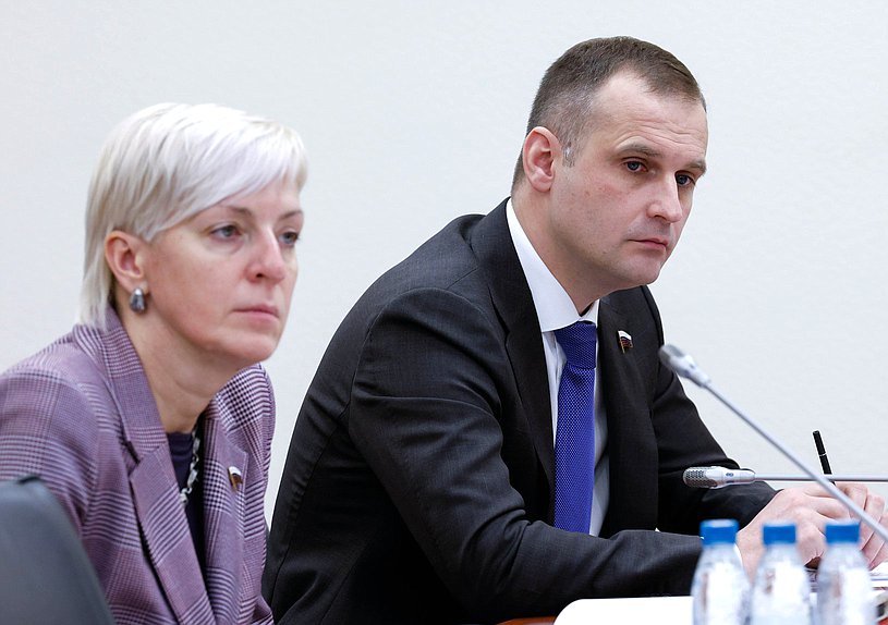 Заместитель Председателя Комитета по просвещению Ирина Ивенских и Председатель Комитета по охране здоровья Сергей Леонов