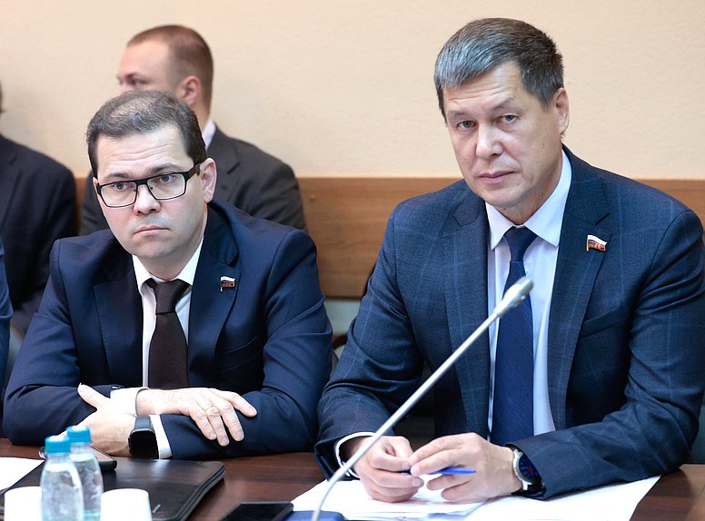 Заместители Председателя Комитета по экологии, природным ресурсам и охране окружающей среды Борис Веснин и Зариф Байгускаров