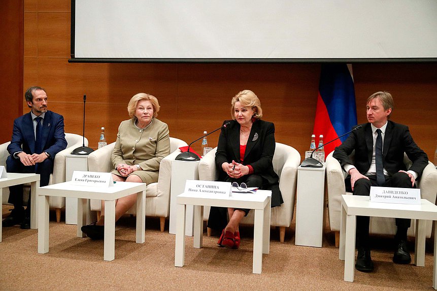 Председатель Комитета по вопросам семьи, женщин и детей Нина Останина и Первый заместитель Председателя Комитета по культуре Елена Драпеко