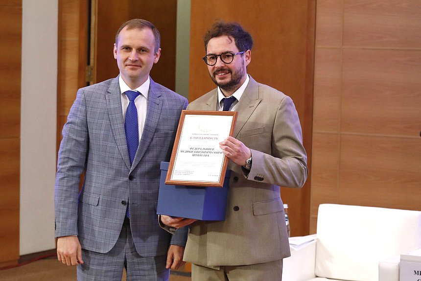 Председатель Комитета по охране здоровья Сергей Леонов и статс-секретарь - заместитель руководителя ФМБА России Николай Солнцев