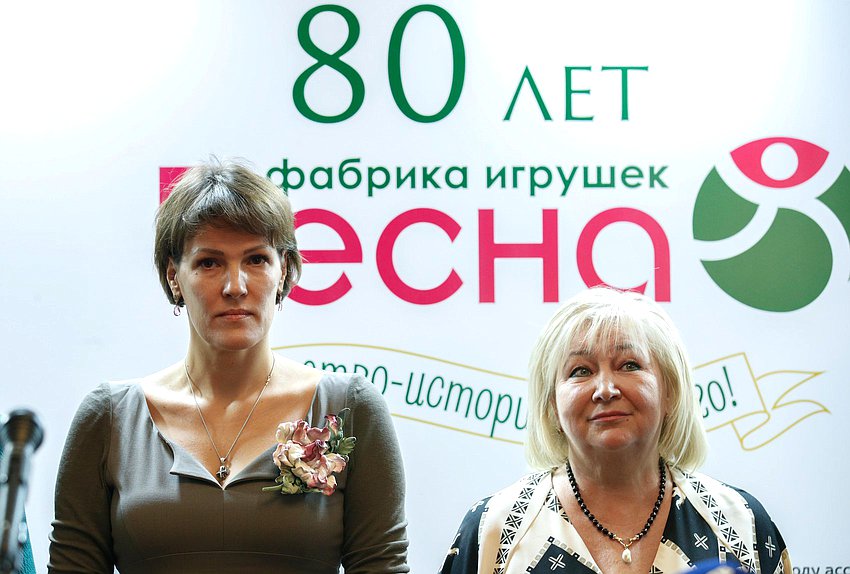 Член Комитета по защите конкуренции Ирина Филатова и заместитель Председателя Комитета по вопросам семьи, женщин и детей Елена Вторыгина