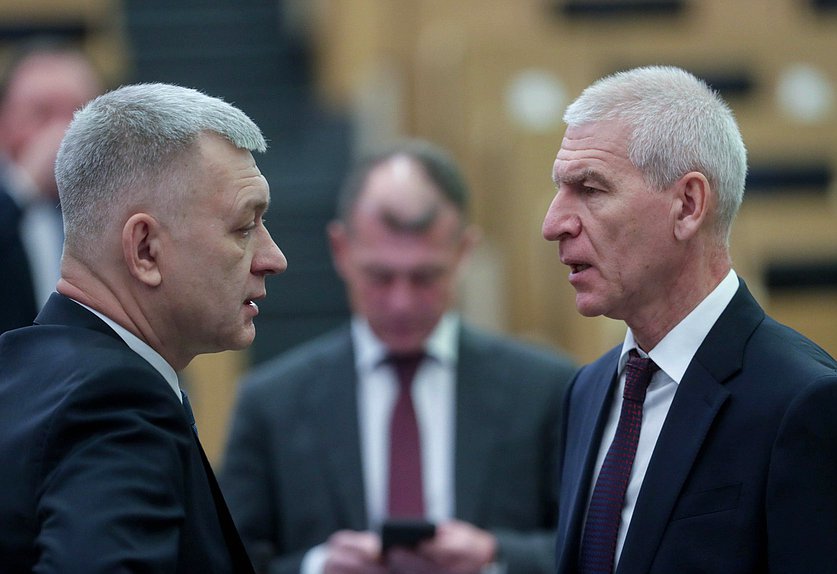 Член Комитета по промышленности и торговле Владимир Иванов и Председатель Комитета по физической культуре и спорту Олег Матыцин