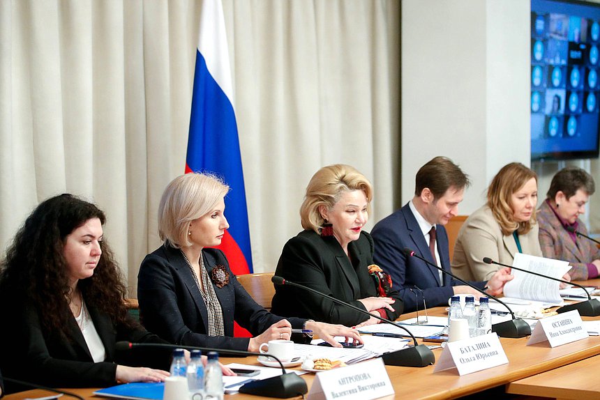 Председатель Комитета по вопросам семьи, женщин и детей Нина Останина и Первый заместитель Министра труда и социальной защиты РФ Ольга Баталина
