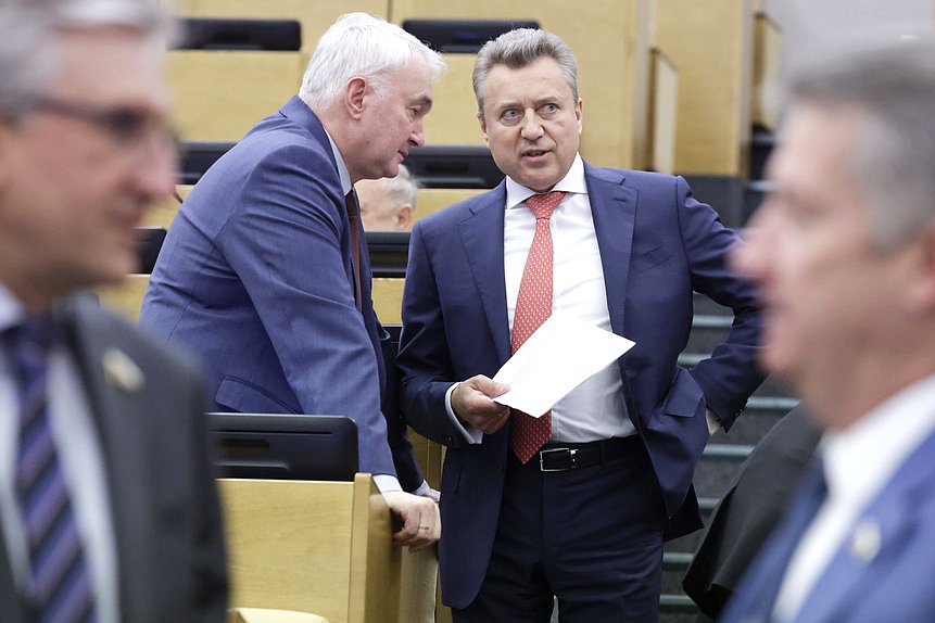 Председатель Комитета по обороне Андрей Картаполов и заместитель Председателя Комитета по безопасности и противодействию коррупции Анатолий Выборный