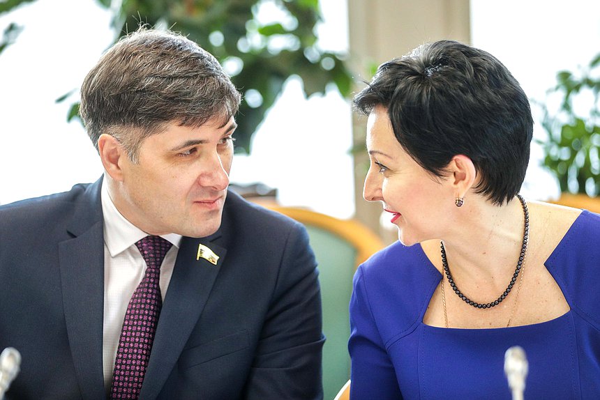 Заместители Председателя Комитета по региональной политике и проблемам Севера и Дальнего Востока Владимир Пушкарев и Оксана Бондарь