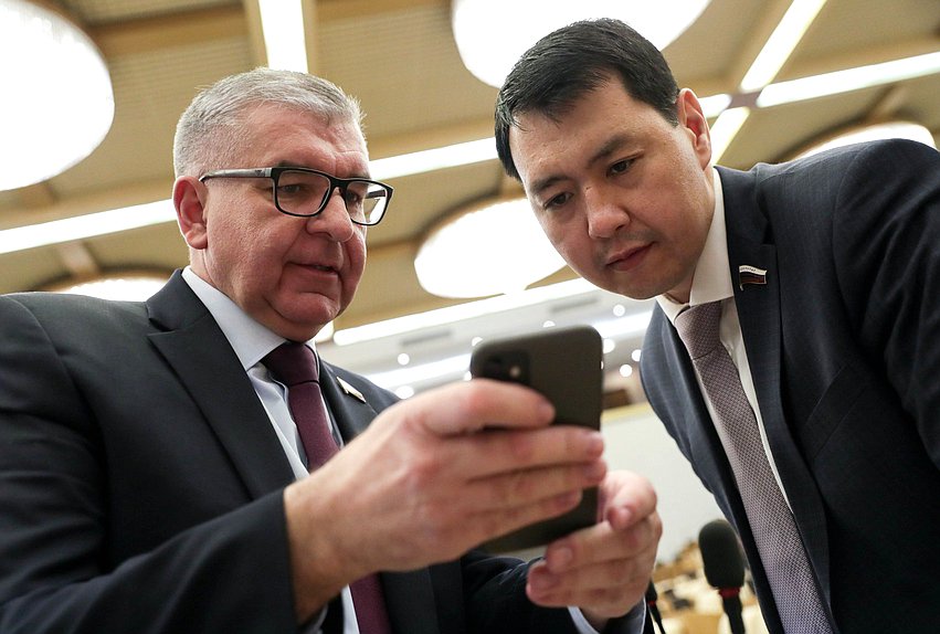 Первый заместитель Председателя Комитета по федеративному устройству и вопросам местного самоуправления Игорь Сапко и член Комитета по бюджету и налогам Мерген Ооржак