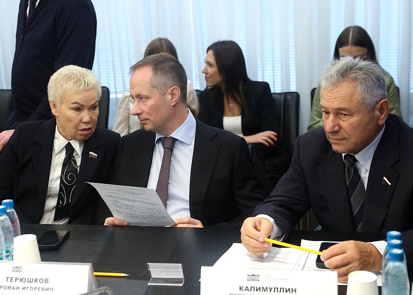 Члены Комитета по физической культуре и спорту Рима Баталова, Роман Терюшков и Рустам Калимуллин