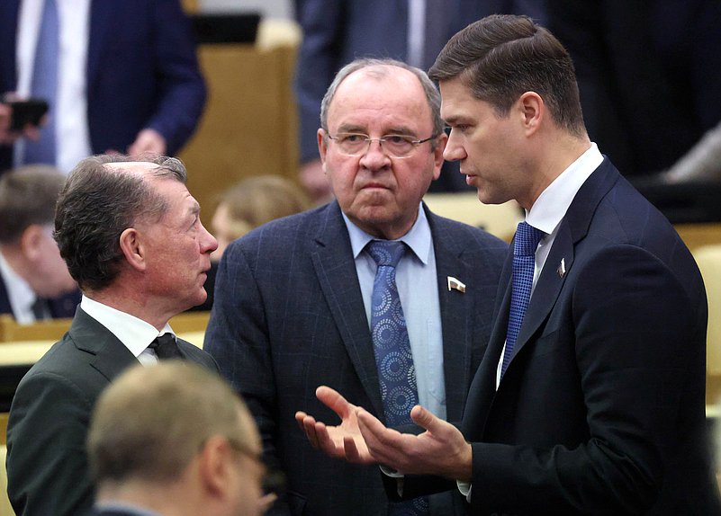 Председатель Комитета по экономической политике Максим Топилин, член Комитета по бюджету и налогам Виктор Селиверстов и заместитель Председателя Комитета по экономической политике Сергей Алтухов