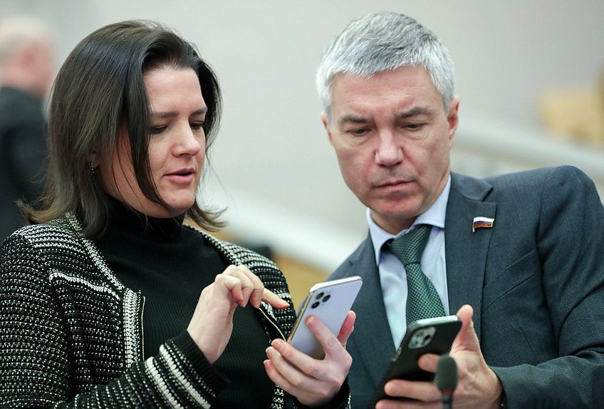 Заместитель Председателя Комитета по туризму и развитию туристической инфраструктуры Наталья Костенко и член Комитета по физической культуре и спорту Евгений Ревенко