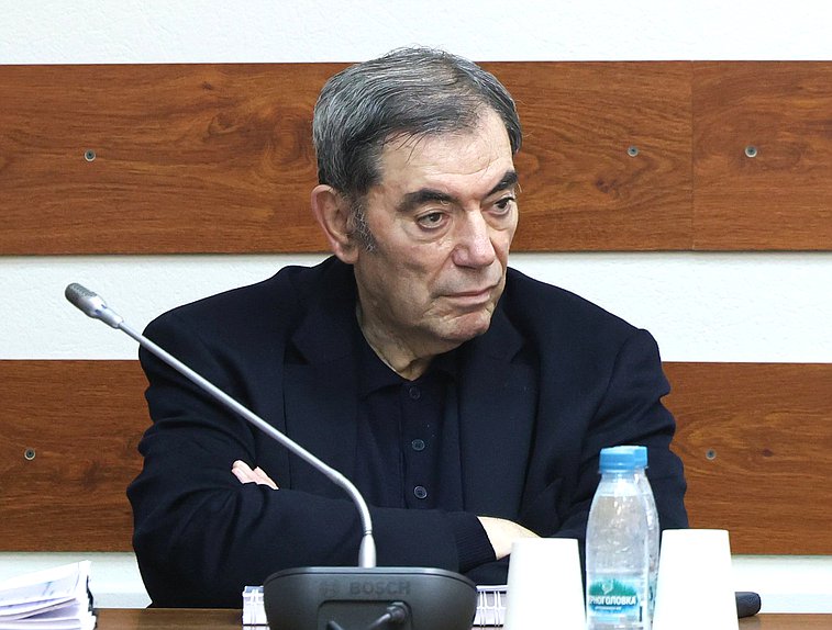Первый заместитель Председателя Комитета по бюджету и налогам Леонид Симановский