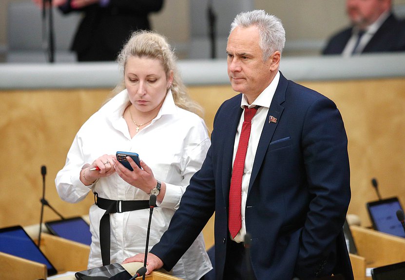 Заместитель Председателя Комитета по вопросам семьи, женщин и детей Мария Дробот и член Комитета по бюджету и налогам Евгений Бессонов