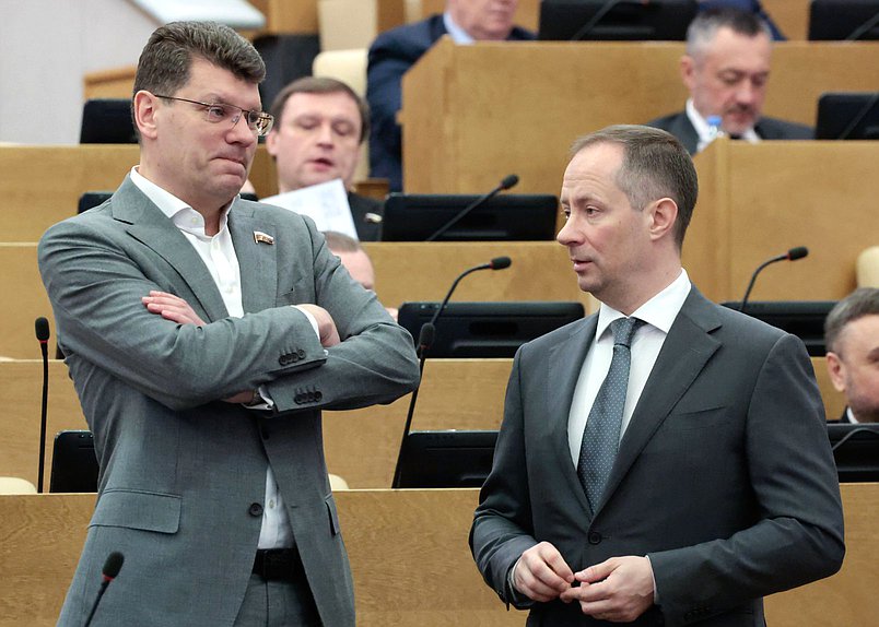 Первый заместитель Председателя Комитета по экономической политике Денис Кравченко и член Комитета по физической культуре и спорту Роман Терюшков