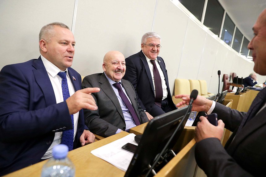 Член Комитета по аграрным вопросам Валентин Суббот и член Комитета по образованию и науке Гаджимет Сафаралиев