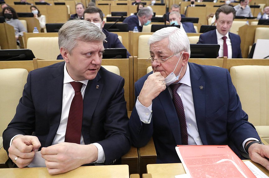 Член Комитета по государственному строительству и законодательству Дмитрий Вяткин и Первый заместитель Председателя Комитета по строительству и жилищно-коммунальному хозяйству Павел Качкаев