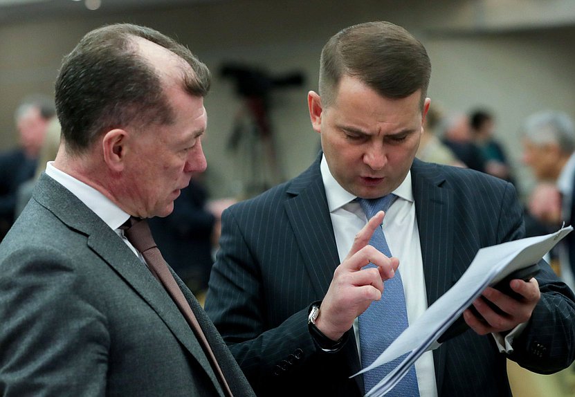 Председатель Комитета по экономической политике Максим Топилин и Председатель Комитета по труду, социальной политике и делам ветеранов Ярослав Нилов