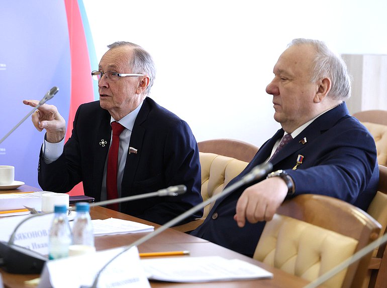 Первый заместитель Председателя Комитета по развитию гражданского общества, вопросам общественных и религиозных объединений Николай Бурляев и заместитель Председателя Комитета Владимир Шаманов