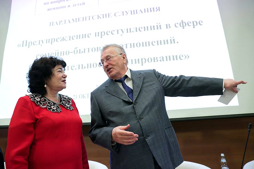Председатель Комитета по вопросам семьи, женщин и детей Тамара Плетнева и руководитель фракции ЛДПР Владимир Жириновский