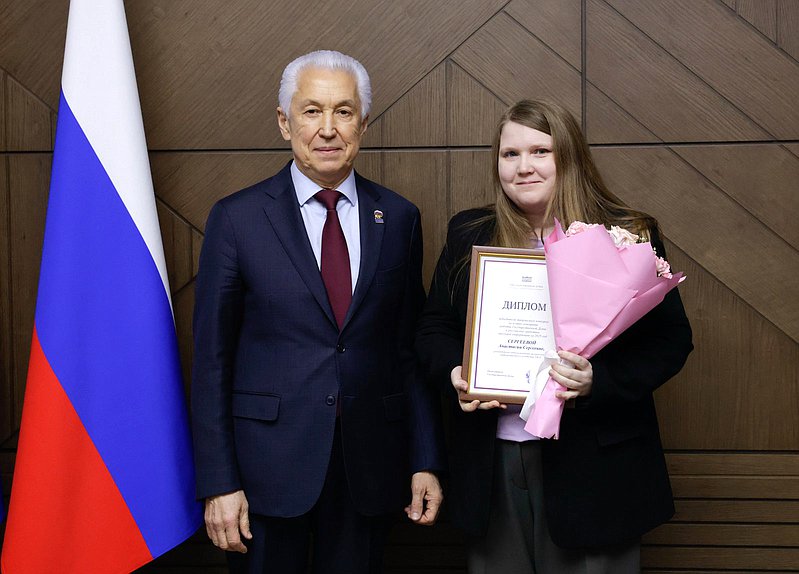 Руководитель фракции "Единая Россия" Владимир Васильев и руководитель отдела редакции органов власти информационного агентства ТАСС Анастасия Сергеева