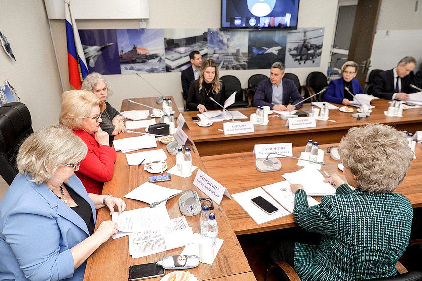 Круглый стол Комитета по вопросам семьи, женщин и детей на тему «О дополнительных гарантиях по социальной поддержке детей-сирот и детей, оставшихся без попечения родителей»