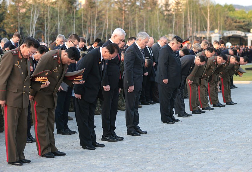 Министр обороны РФ Андрей Белоусов, Председатель Государственной Думы Вячеслав Володин и Председатель Государственных дел Корейской Народно-Демократической Республики Ким Чен Ын. Церемония открытия Мемориального комплекса и Музея боевых подвигов героев зарубежной военной операции