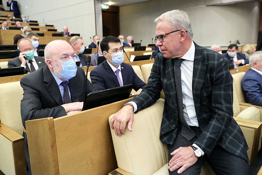 Председатель Комитета по государственному строительству и законодательству Павел Крашенинников и Первый заместитель Председателя Комитета по физической культуре, спорту, туризму и делам молодежи Вячеслав Фетисов