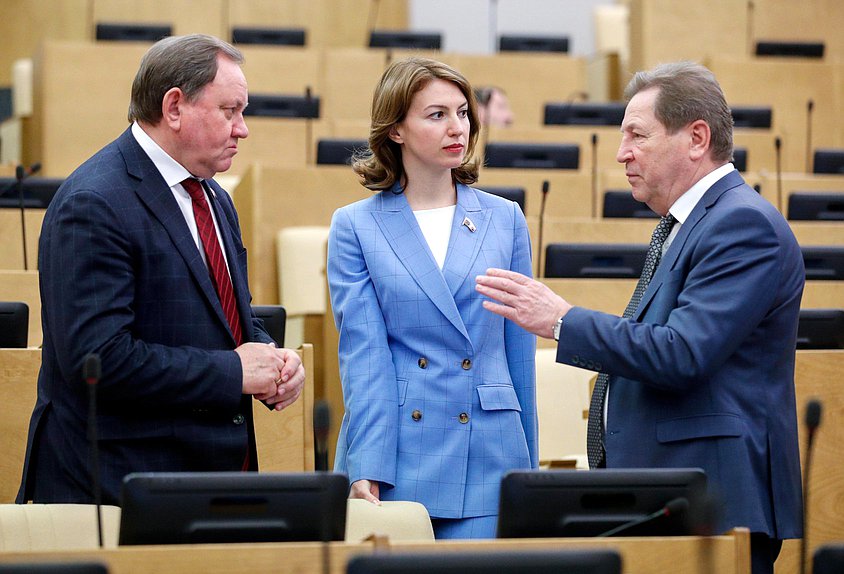 Заместитель Председателя Комитета по транспорту и развитию транспортной инфраструктуры Виктор Дерябкин, Первый заместитель Председателя Комитета по государственному строительству и законодательству Ирина Панькина и член Комитета по науке и высшему образованию Михаил Кузьмин