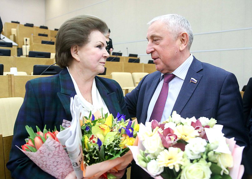 Заместитель Председателя Комитета по федеративному устройству и вопросам местного самоуправления Валентина Терешкова и Председатель Комитета по региональной политике и проблемам Севера и Дальнего Востока Николай Харитонов
