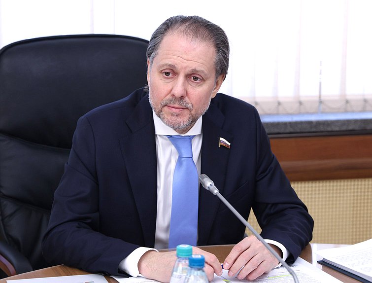 Председатель Комитета по охране здоровья Владимир Сысоев