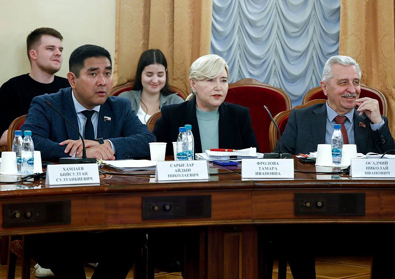 Члены Комитета по охране здоровья Айдын Сарыглар, Тамара Фролова и Николай Осадчий