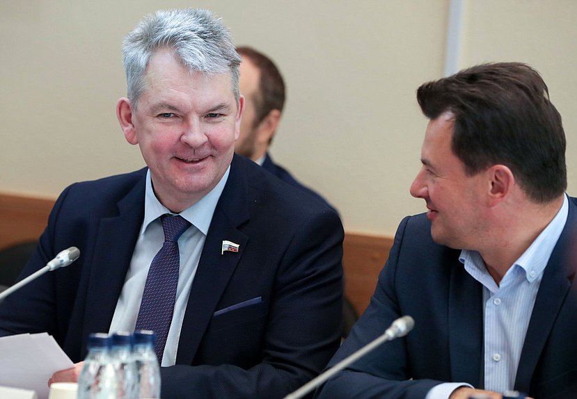 Члены Комитета по транспорту и развитию транспортной инфраструктуры Александр Самокутяев и Роман Романенко