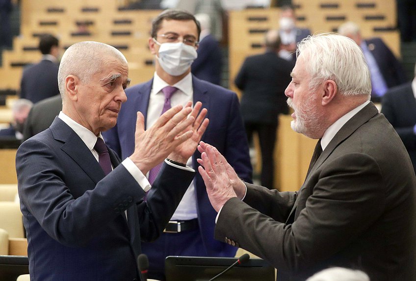 Первый заместитель Председателя Комитета по образованию и науке Геннадий Онищенко и Первый заместитель Председателя Комитета по финансовому рынку Игорь Дивинский