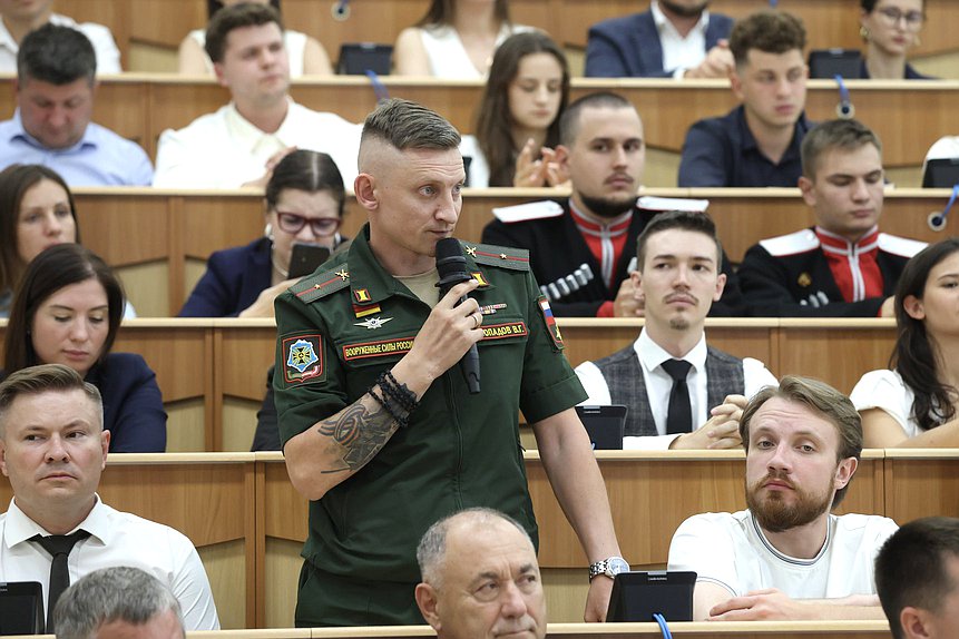 студенты военный