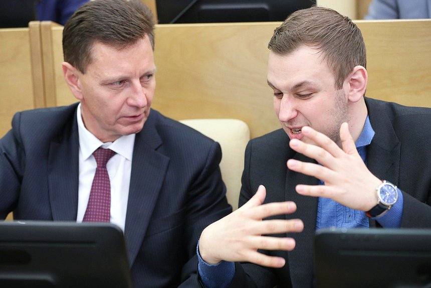 Первый заместитель Председателя Комитета по науке и высшему образованию Владимир Сипягин и член Комиссии по Регламенту и обеспечению деятельности Государственной Думы Василий Власов