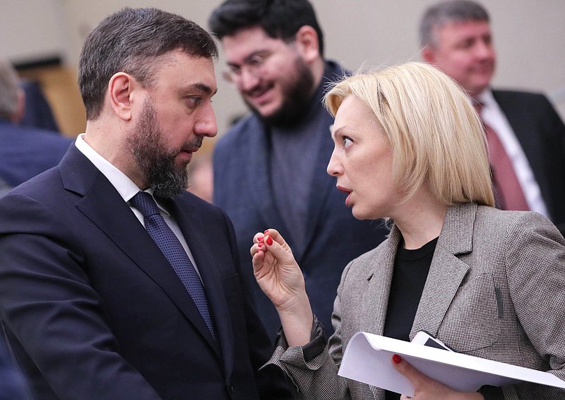 Первый заместитель Председателя Комитета по международным делам Шамсаил Саралиев и Председатель Комитета по развитию гражданского общества, вопросам общественных и религиозных объединений Ольга Тимофеева