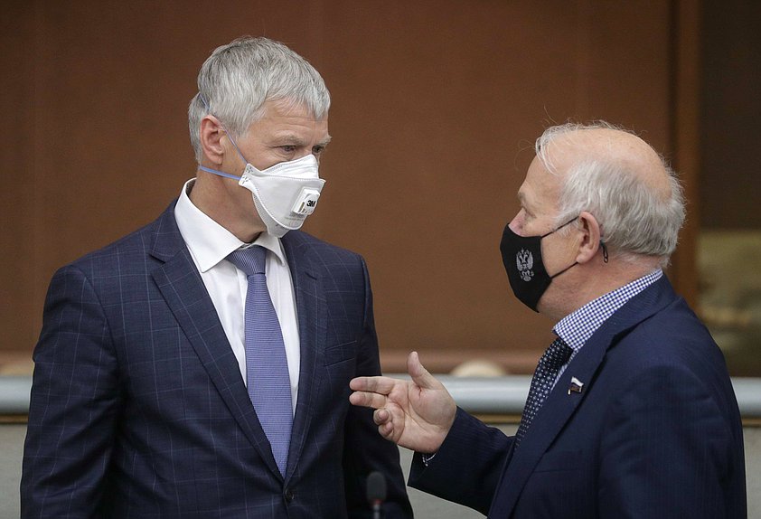 Первый заместитель Председателя Комитета по экономической политике, промышленности, инновационному развитию и предпринимательству Валерий Гартунг и член Комитета по экологии и охране окружающей среды Анатолий Грешневиков