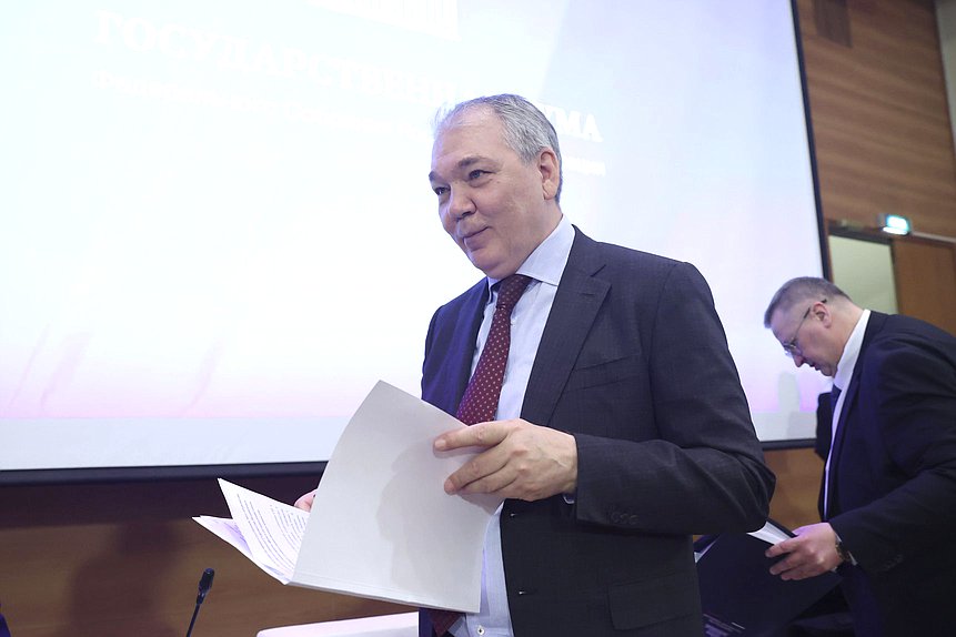 Председатель Комитета по делам СНГ, евразийской интеграции и связям с соотечественниками Леонид Калашников