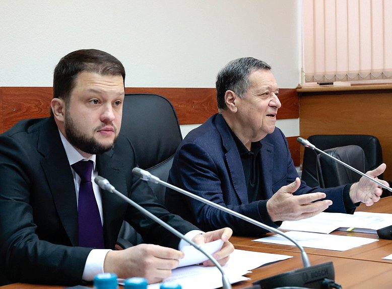 Министр транспорта РФ Дмитрий Ядров и Председатель Комитета по бюджету и налогам Андрей Макаров