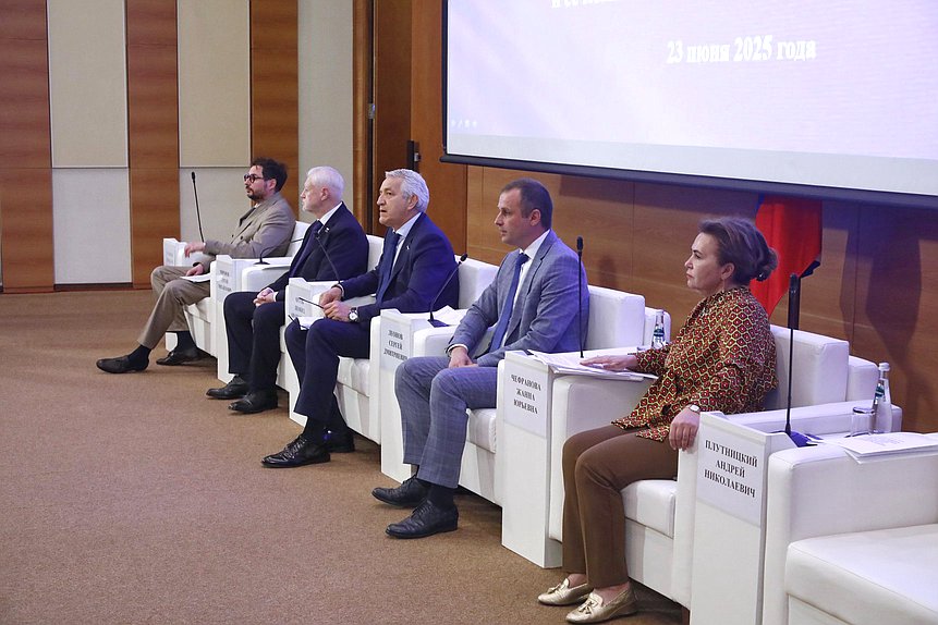 Круглый стол на тему "Актуальные вопросы развития и поддержки донорства крови и ее компонентов в Российской Федерации"