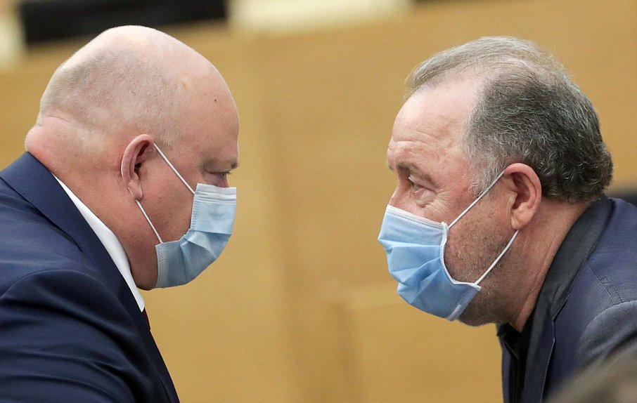 Председатель Комитета по делам национальностей Валерий Газзаев (справа)