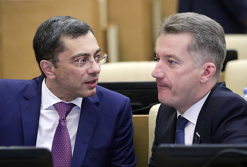 Первый заместитель Председателя Комитета по экономической политике, промышленности, инновационному развитию и предпринимательству Владимир Гутенев и заместитель Председателя Комитета по финансовому рынку Антон Гетта